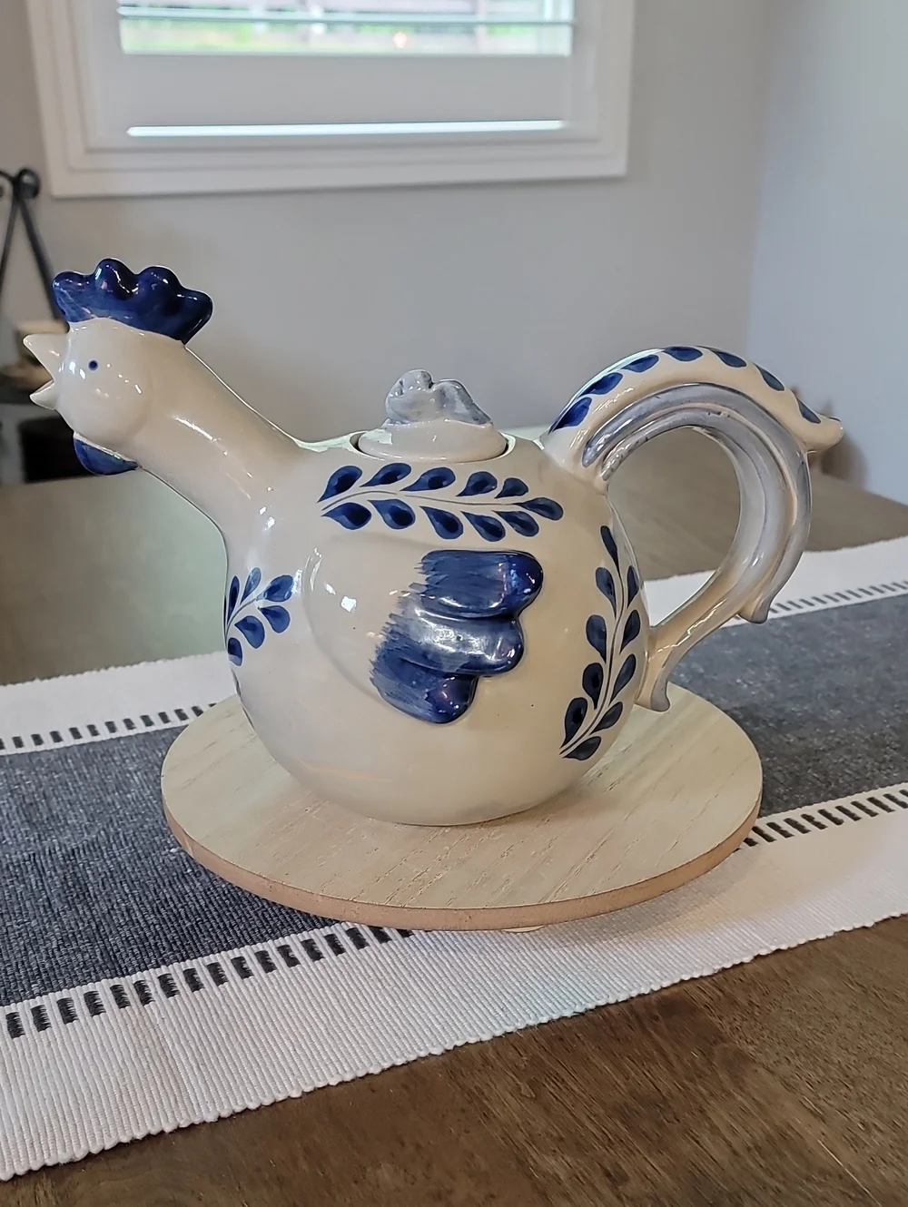 Cracker Barrel Stoneware Hen/Chicken Tea Pot/Pitcher